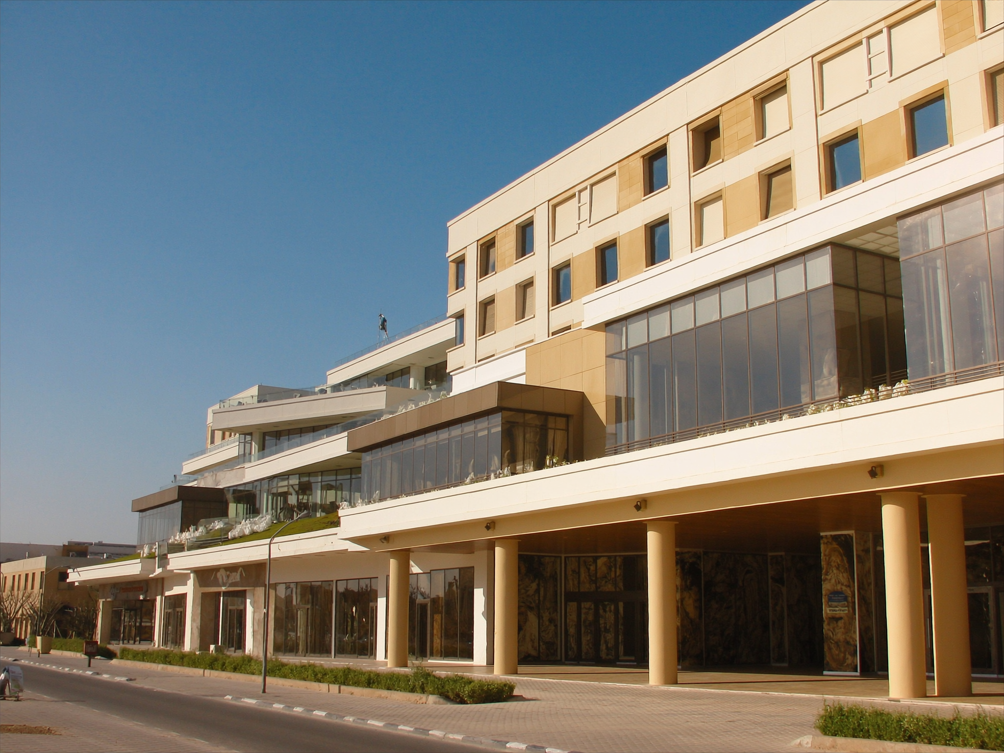 مبانٍ تجارية حديثة